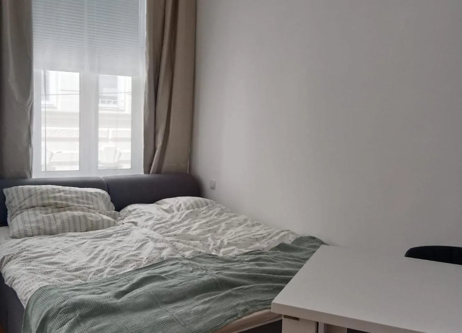Quiet And Cosy Studio-Apartment Near Subway-Station - 15 Minutes To Stephansdom And Schoenbrunn --- Ruhiges, Gemuetliches Studio-Apartment Nahe U-Bahn Station Huetteldorfer Strasse Vienna Apartment