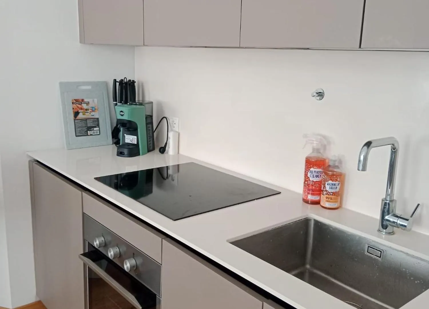 Quiet And Cosy Studio-Apartment Near Subway-Station - 15 Minutes To Stephansdom And Schoenbrunn --- Ruhiges, Gemuetliches Studio-Apartment Nahe U-Bahn Station Huetteldorfer Strasse Vienna
