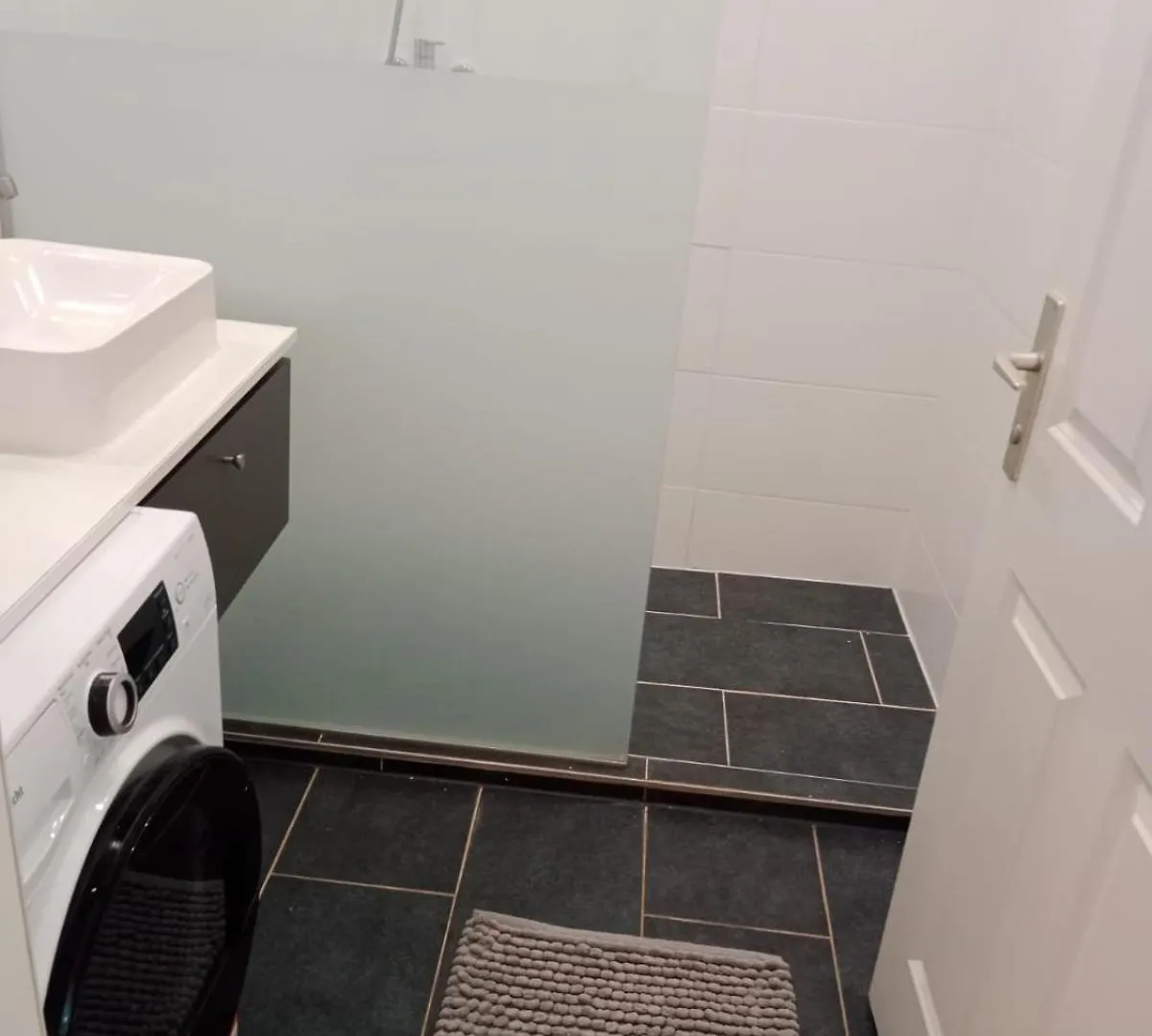 Apartment Quiet And Cosy Studio-Apartment Near Subway-Station - 15 Minutes To Stephansdom And Schoenbrunn --- Ruhiges, Gemuetliches Studio-Apartment Nahe U-Bahn Station Huetteldorfer Strasse Vienna