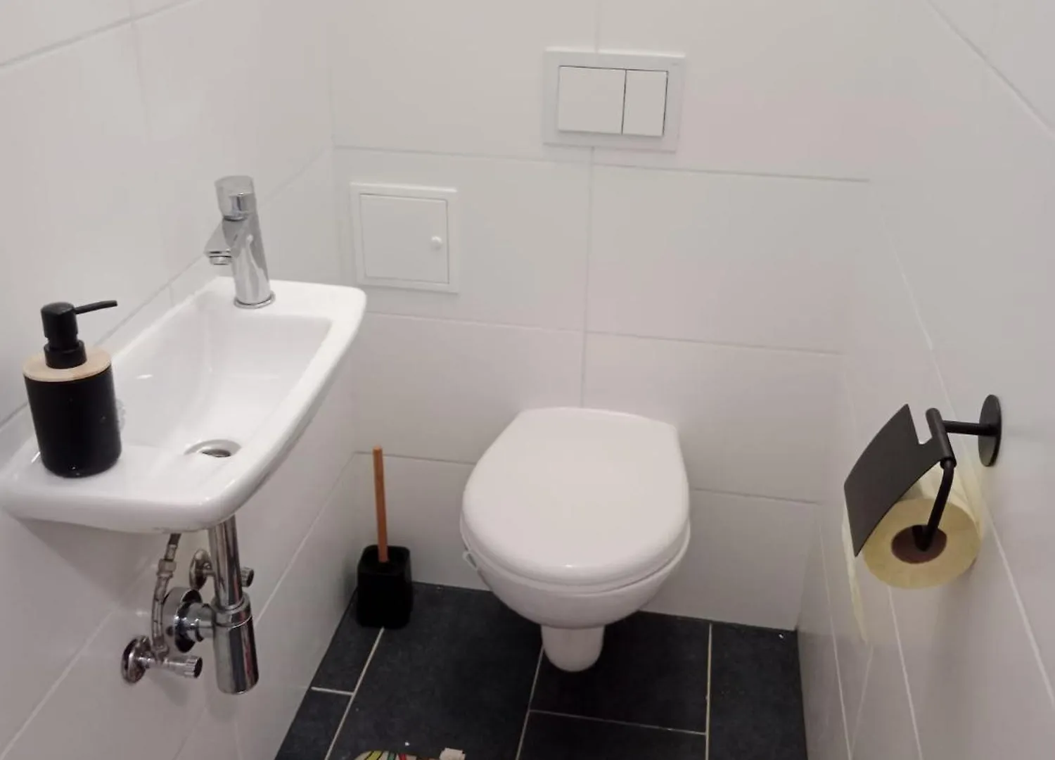 Quiet And Cosy Studio-Apartment Near Subway-Station - 15 Minutes To Stephansdom And Schoenbrunn --- Ruhiges, Gemuetliches Studio-Apartment Nahe U-Bahn Station Huetteldorfer Strasse Vienna