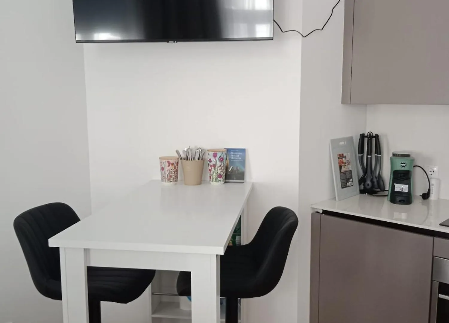 Quiet And Cosy Studio-Apartment Near Subway-Station - 15 Minutes To Stephansdom And Schoenbrunn --- Ruhiges, Gemuetliches Studio-Apartment Nahe U-Bahn Station Huetteldorfer Strasse Vienna
