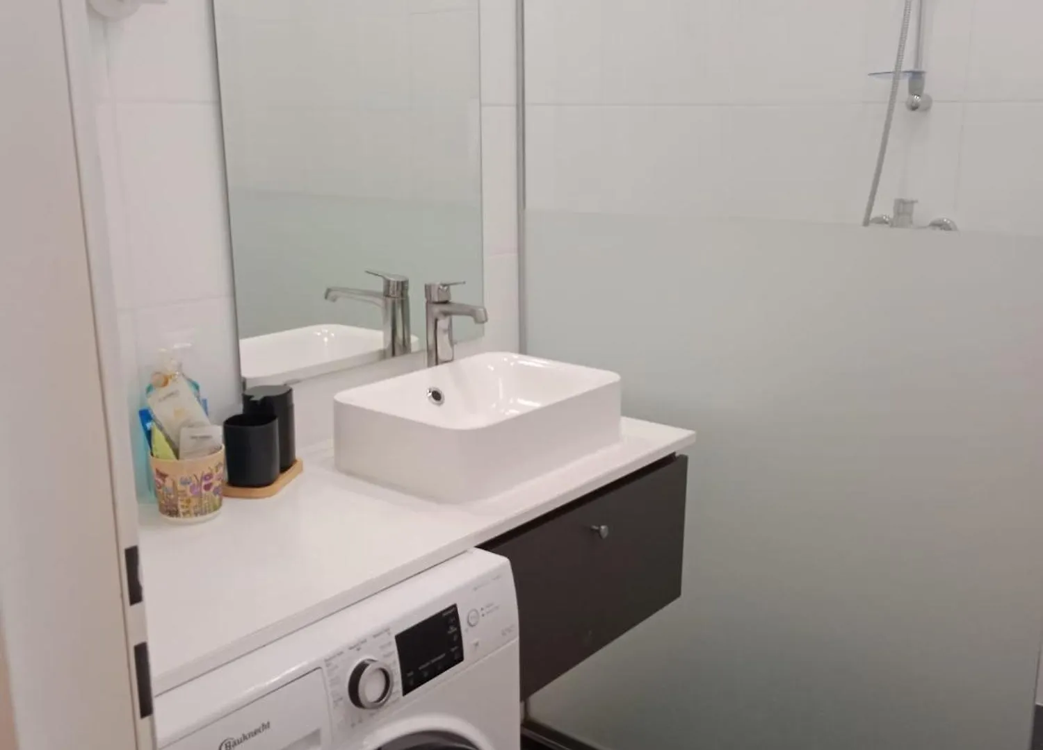 Quiet And Cosy Studio-Apartment Near Subway-Station - 15 Minutes To Stephansdom And Schoenbrunn --- Ruhiges, Gemuetliches Studio-Apartment Nahe U-Bahn Station Huetteldorfer Strasse Vienna Apartment