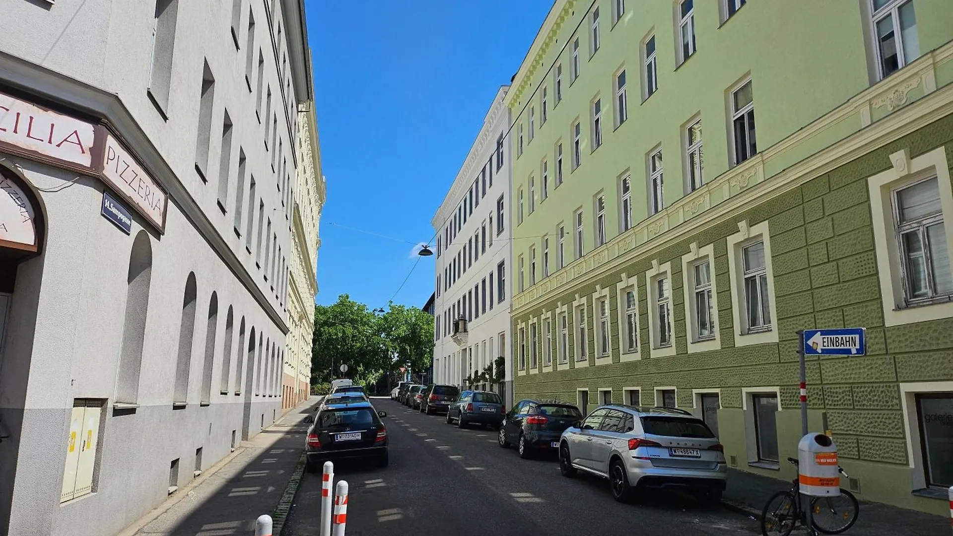 Quiet And Cosy Studio-Apartment Near Subway-Station - 15 Minutes To Stephansdom And Schoenbrunn --- Ruhiges, Gemuetliches Studio-Apartment Nahe U-Bahn Station Huetteldorfer Strasse Vienna Apartment