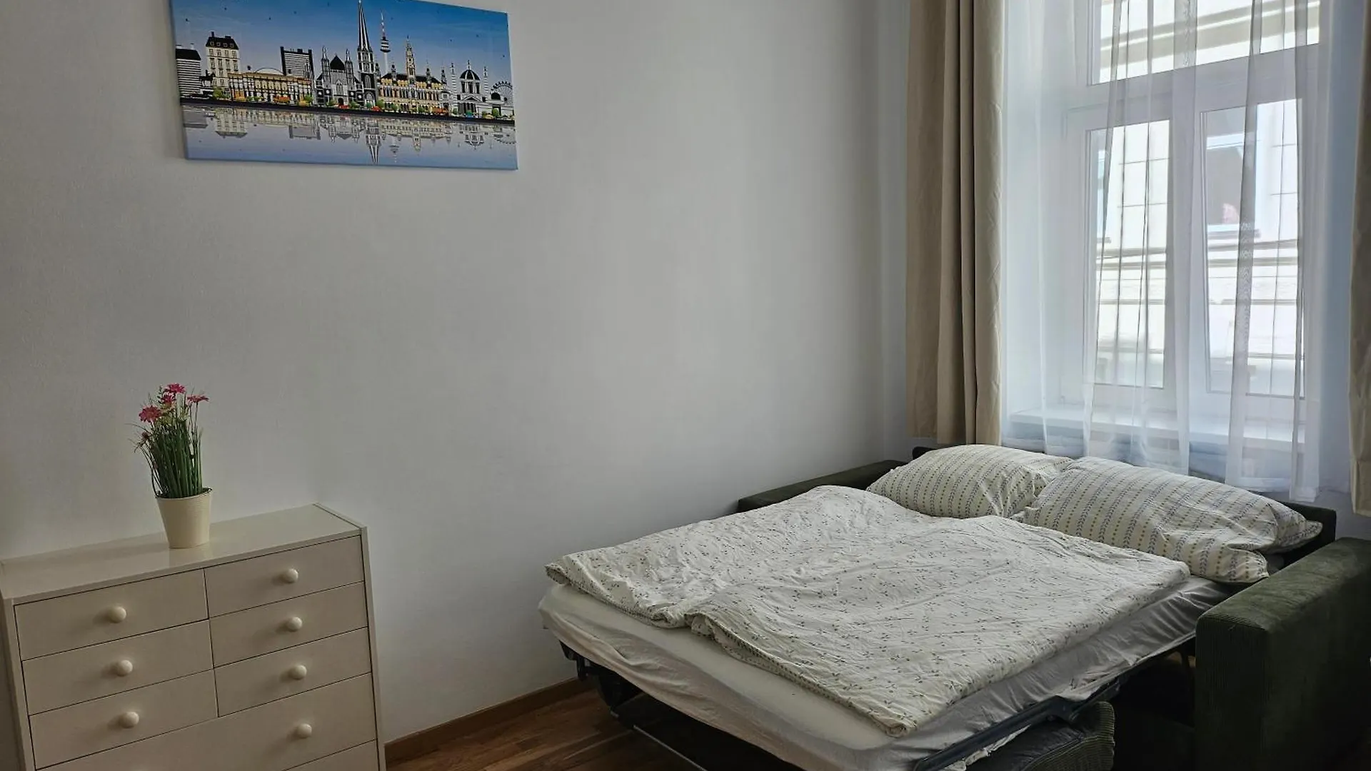 Quiet And Cosy Studio-Apartment Near Subway-Station - 15 Minutes To Stephansdom And Schoenbrunn --- Ruhiges, Gemuetliches Studio-Apartment Nahe U-Bahn Station Huetteldorfer Strasse Vienna