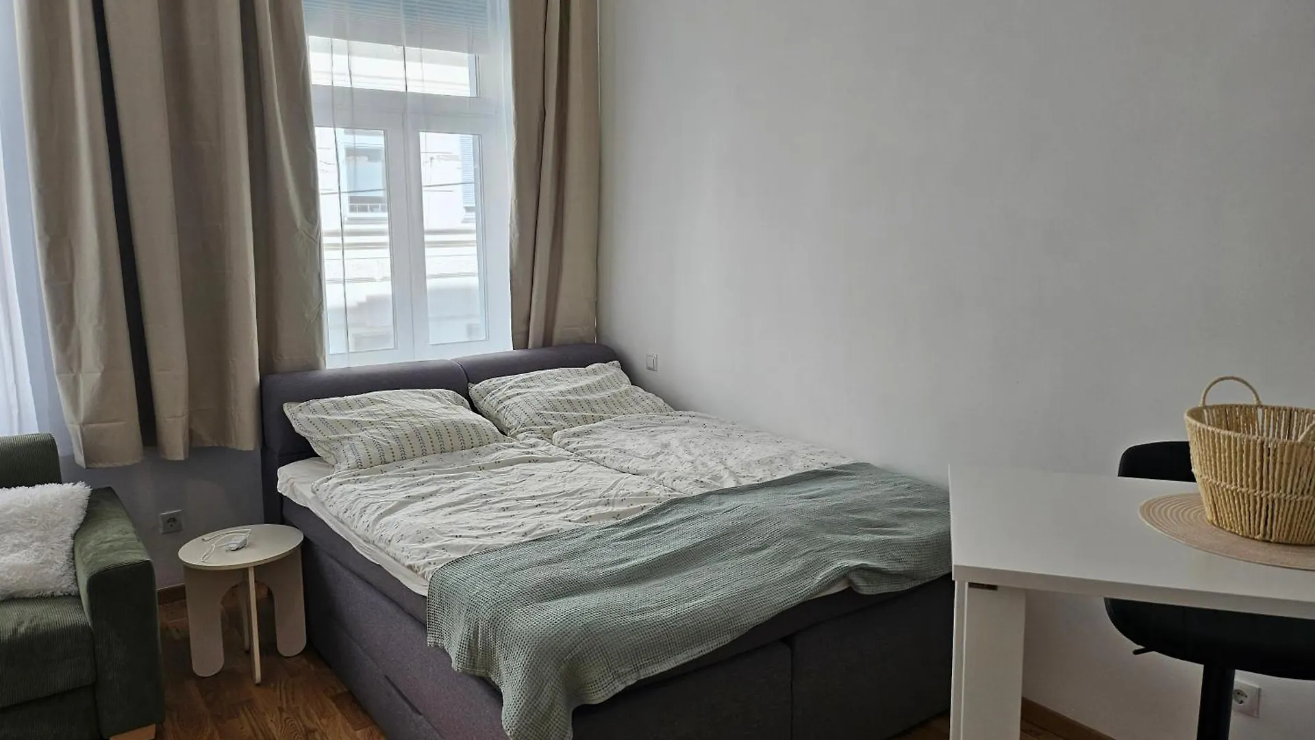 Quiet And Cosy Studio-Apartment Near Subway-Station - 15 Minutes To Stephansdom And Schoenbrunn --- Ruhiges, Gemuetliches Studio-Apartment Nahe U-Bahn Station Huetteldorfer Strasse Vienna 0*,